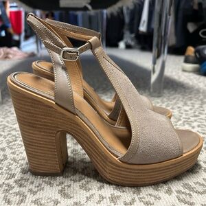 Linea Paolo India T-Strap platform sandal size 7.5 like new taupe suede